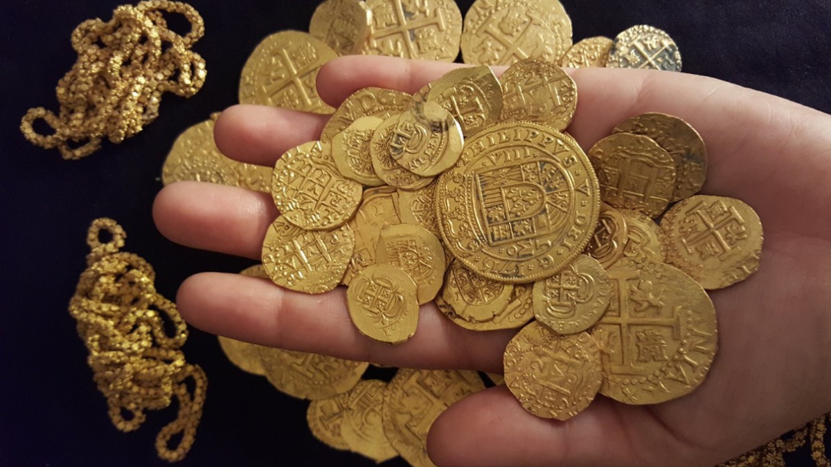 ein paar entdeckt zufällig in seinem garten einen fantastischen schatz aus goldmünzen