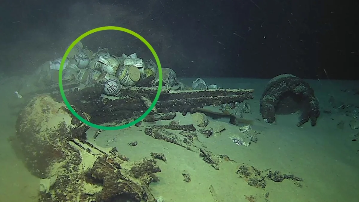In 2.570 Metern Tiefe macht die französische Armee eine Entdeckung, die alle Rekorde bricht und die Archäologie für immer prägen wird