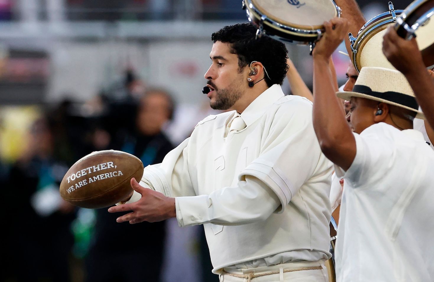 Die markanten Momente (und die versteckten Botschaften) des Auftritts von Bad Bunny beim Super Bowl